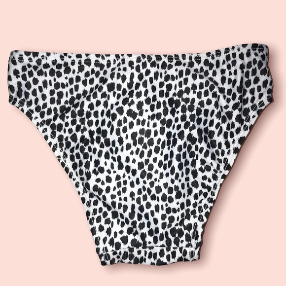Old Navy 2-Piece Black & White Ruffle Snow Leopard Print Bikini.  Girl Size 5T. - Picture 4 of 7
